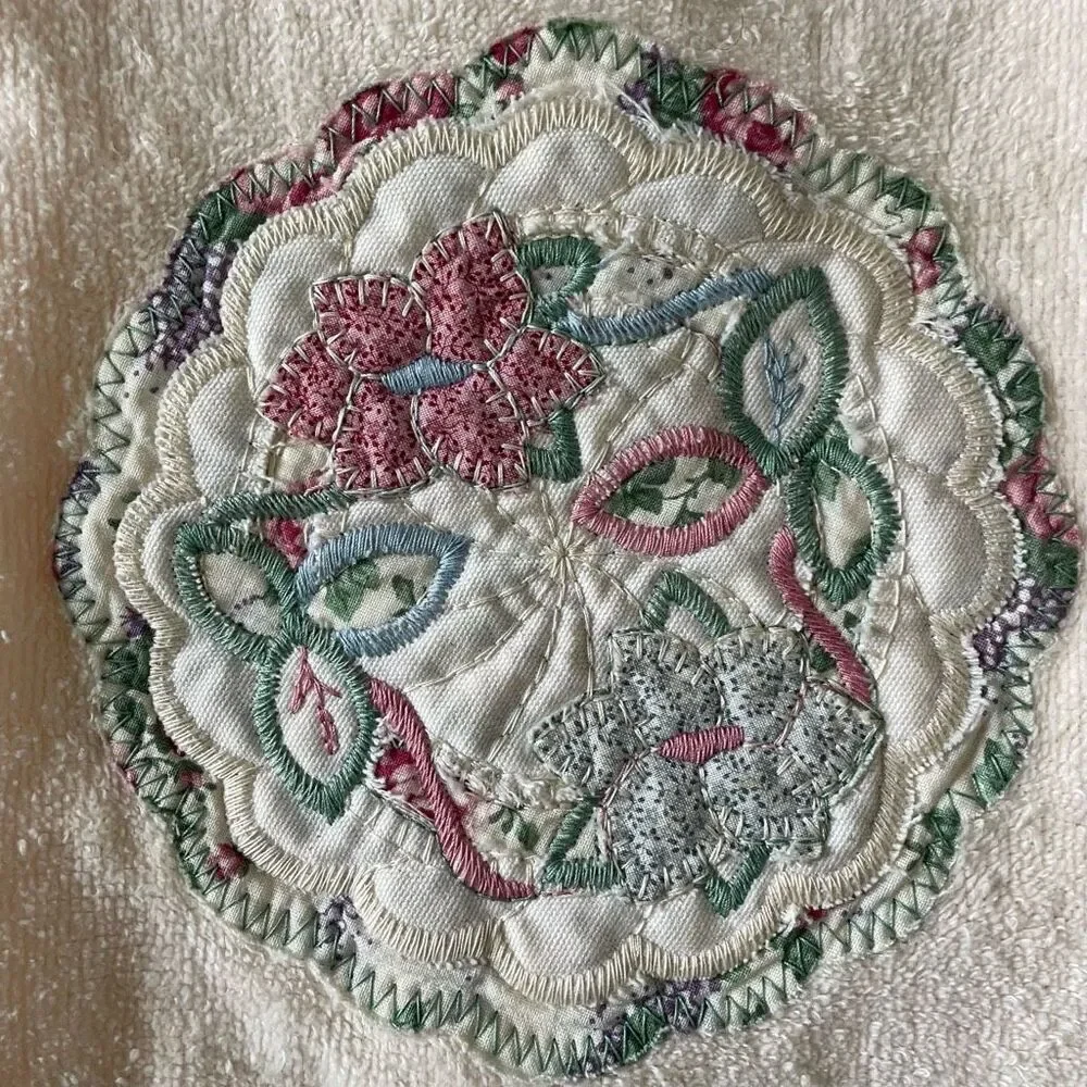 Vintage 80s Set Applique Embroidered Quilted Bath Hand Towel Washcloth Cream Pin